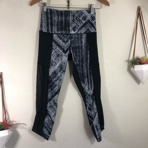 Lululemon - Hot To Street Crop - Heat Wave White/Black pattern with Black Mesh - Picture 1 of 12